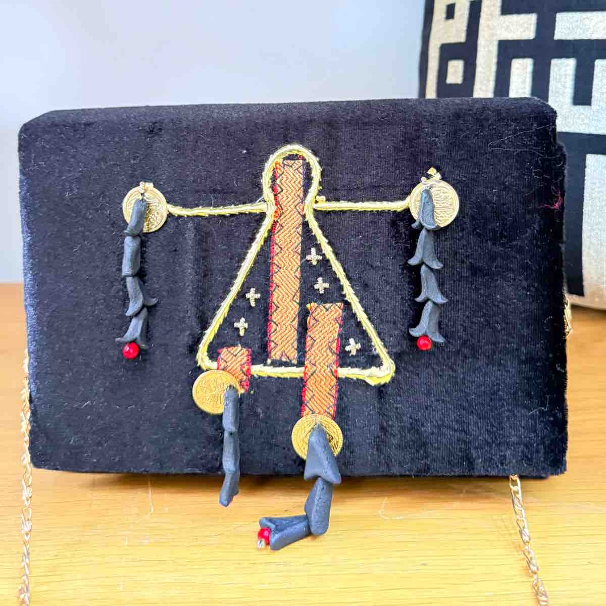 Pochette en velours noir et ambre