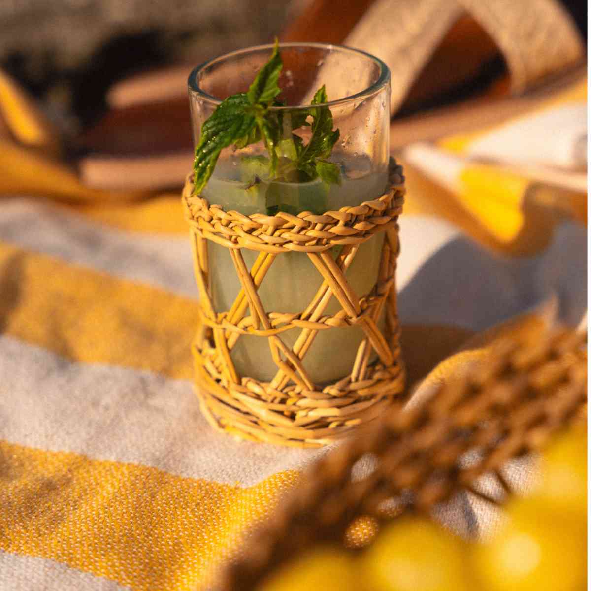 Verre avec porte-verre smar tressé