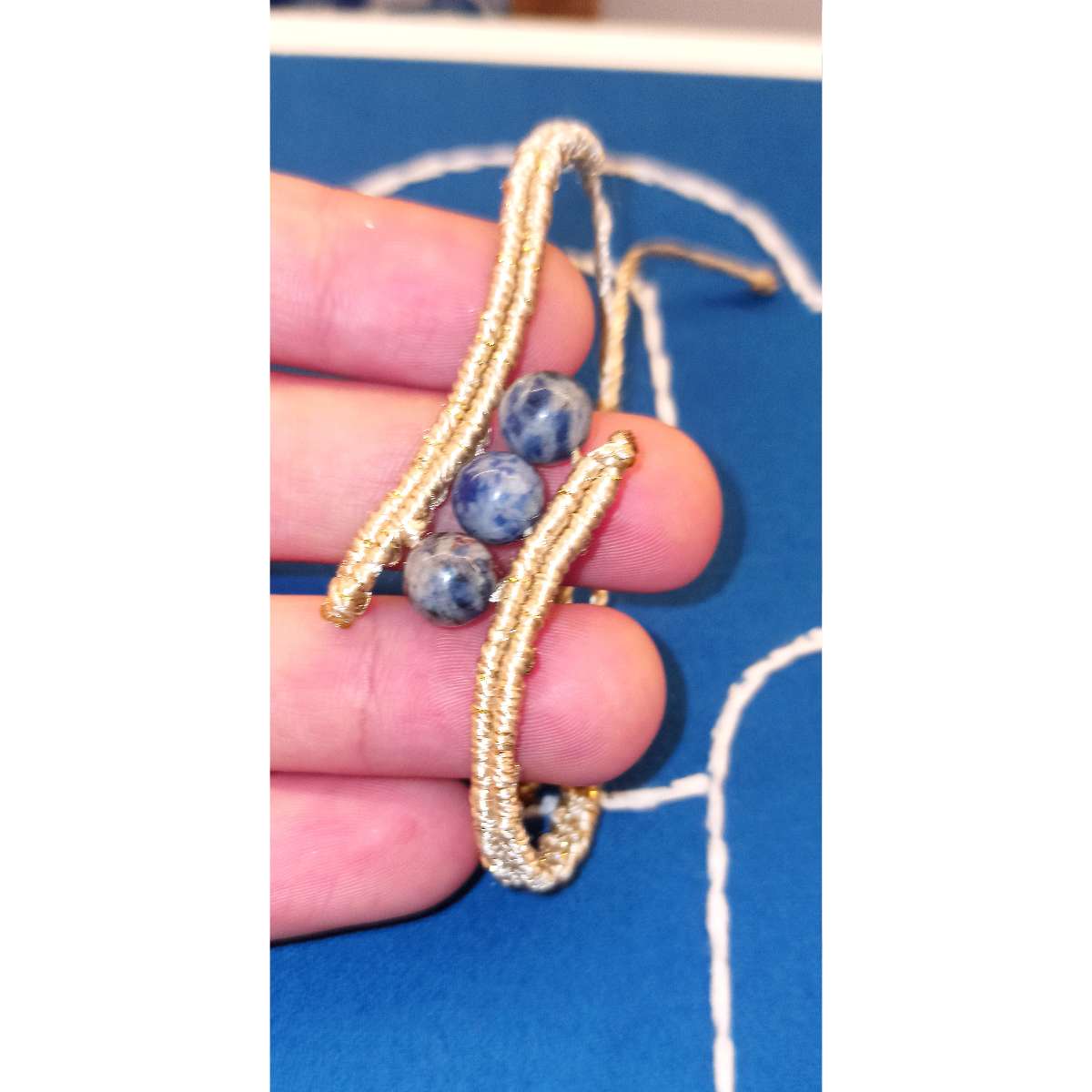 Bracelet en micro macramé trois joyaux pour un style unique et élégant