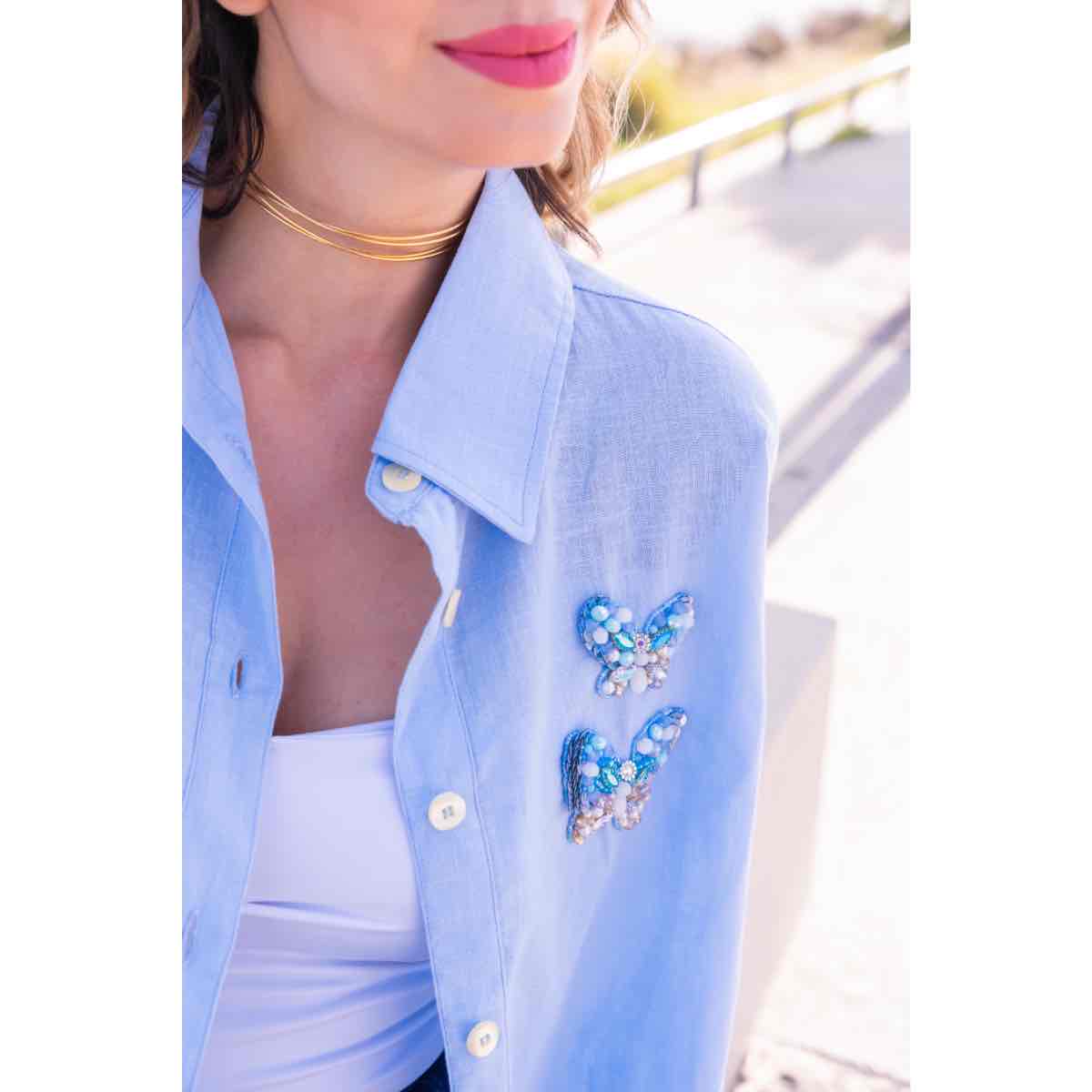 Chemise en bleu ciel brodée à la main - Taille de vêtements M