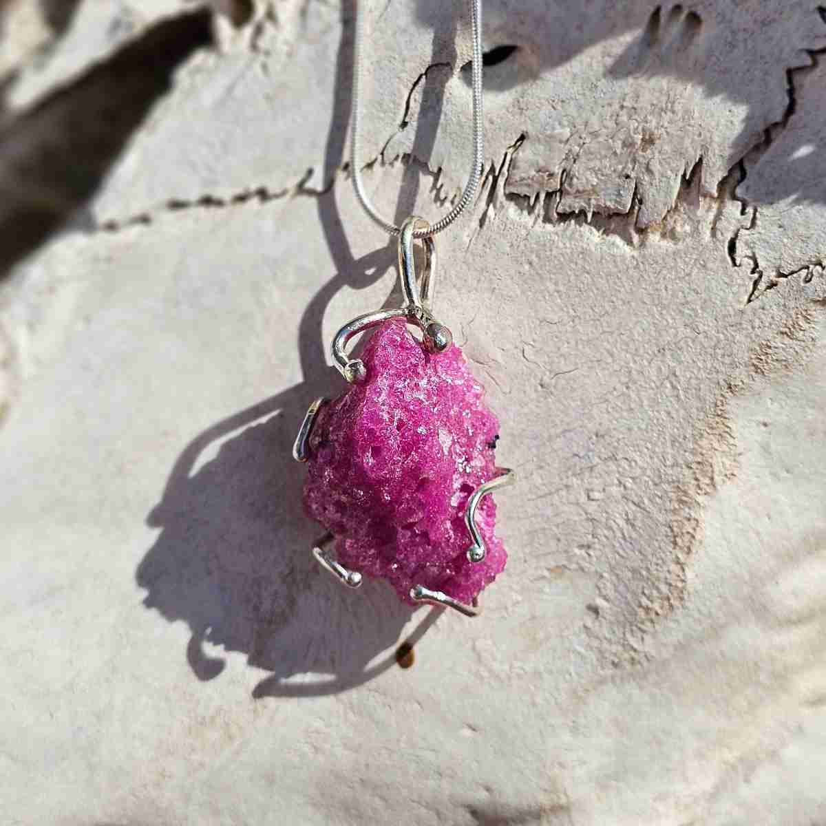 collier argent 925 rubis brut pour un style unique et élégant