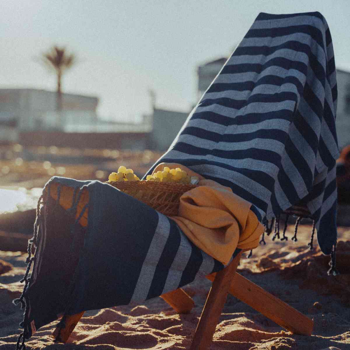 Fouta éponge bleu marine rayée