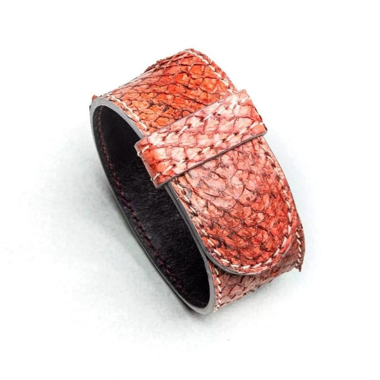 Bracelet en cuir de peau de saumon "Armilla Red". 23 × 2.8 cm