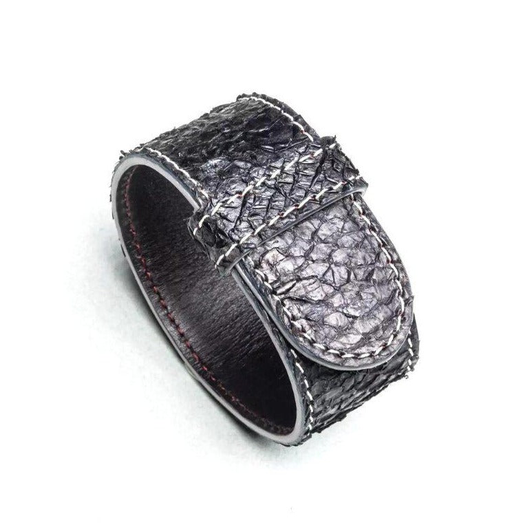 Bracelet en cuir de peau de saumon "Armilla black". 23 × 2.8 cm