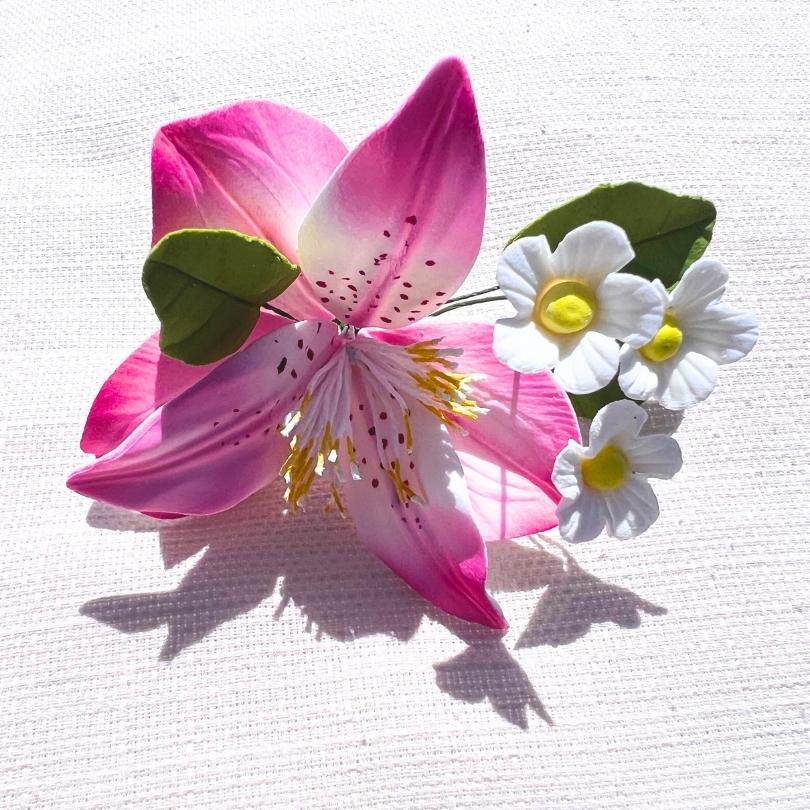 Edible sugar “Mini lilies” flowers