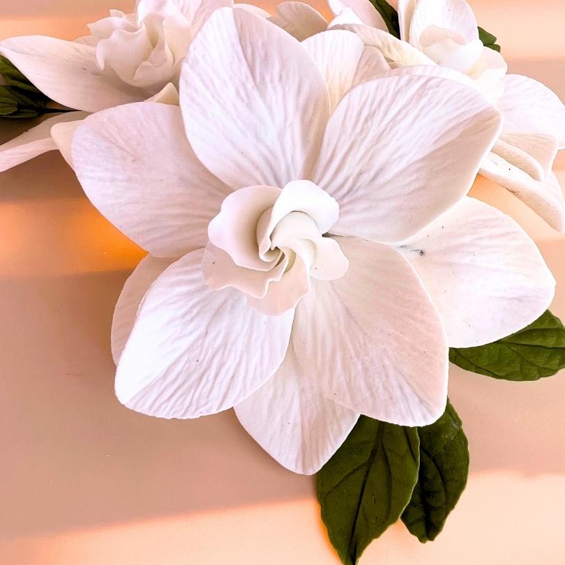 Edible sugar “Gardenia with leaves” flowers