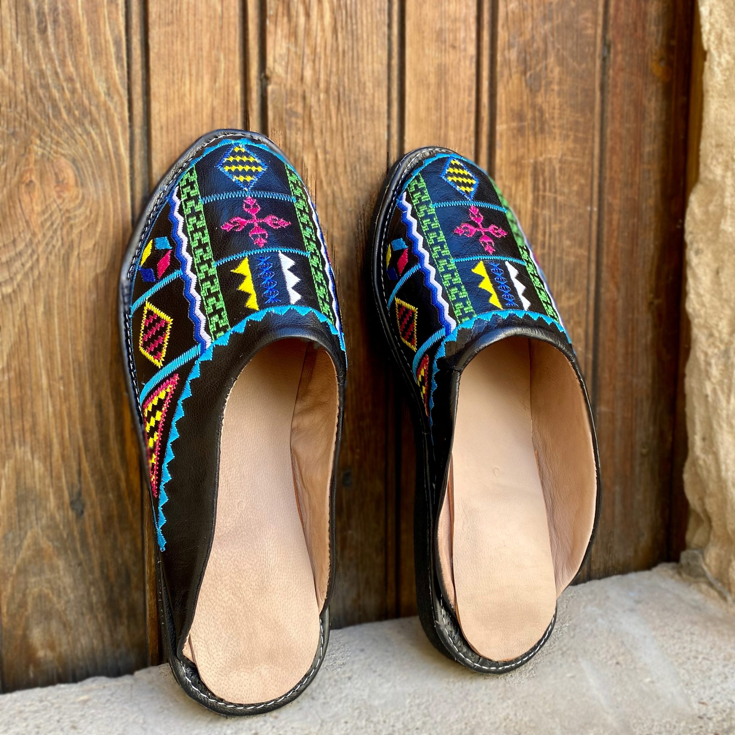 Babouches Amazigh en cuir véritable brodée avec motifs berbères - artisanat Tunisien fait main | ILEYCOM