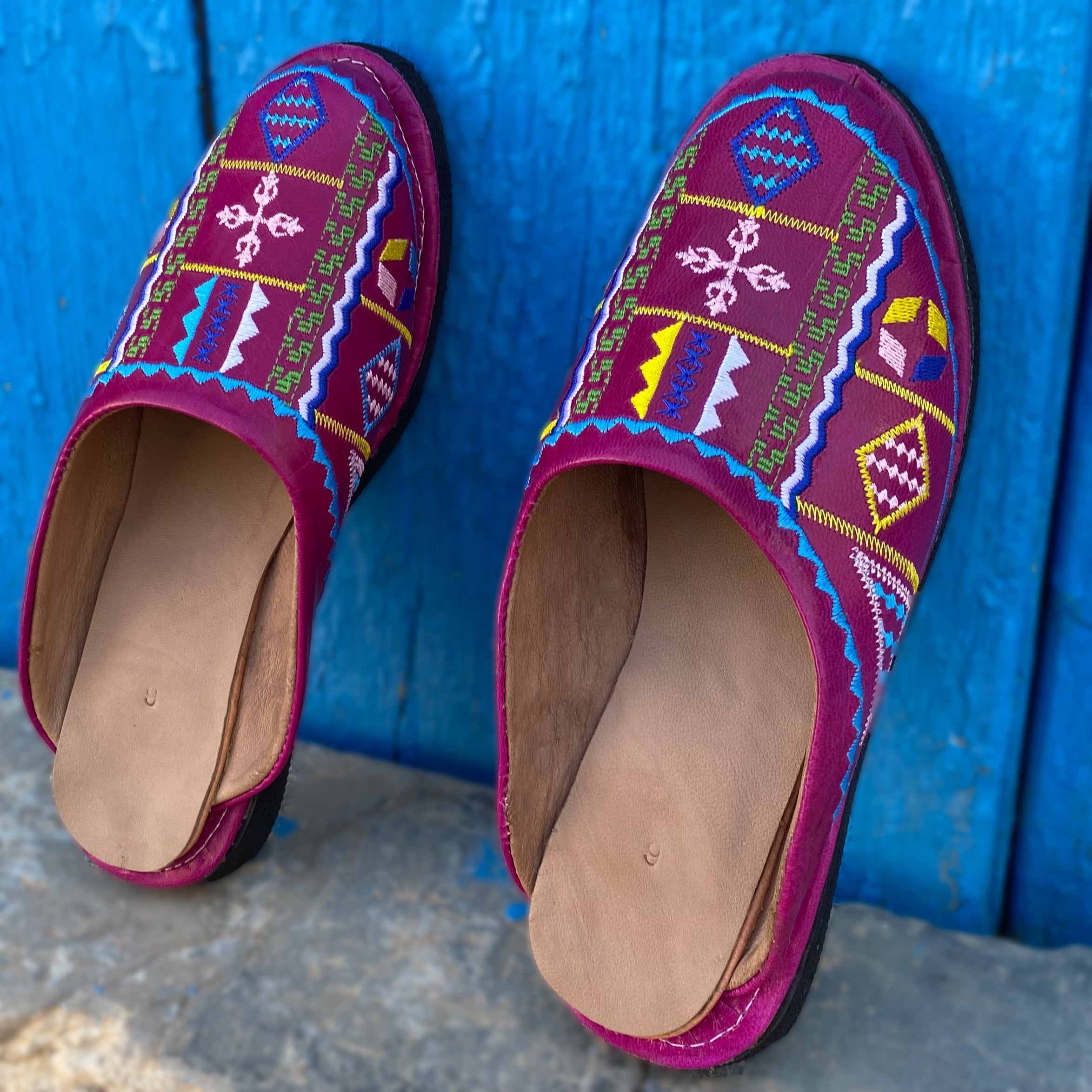 Babouches Amazigh en cuir véritable brodée avec motifs berbères - artisanat Tunisien fait main | ILEYCOM