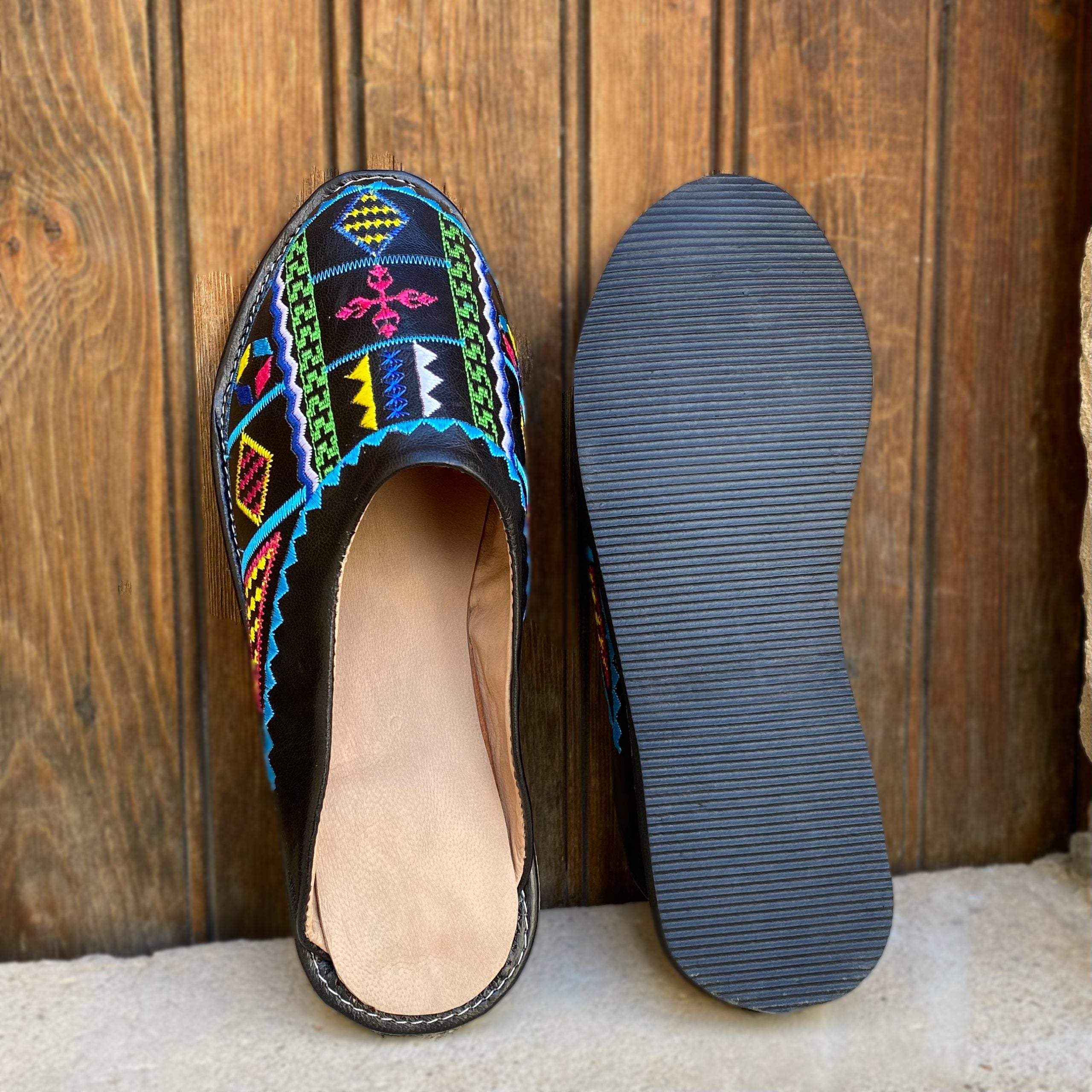 Babouches Amazigh en cuir véritable brodée avec motifs berbères - artisanat Tunisien fait main | ILEYCOM