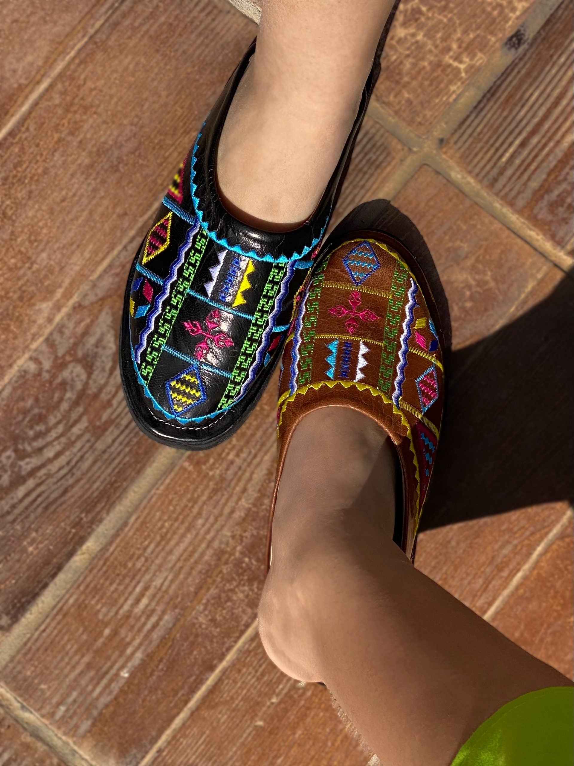 Babouches Amazigh en cuir véritable brodée avec motifs berbères - artisanat Tunisien fait main | ILEYCOM