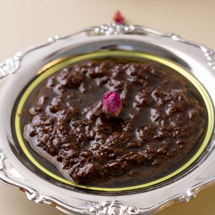 Charmoula Sfaxienne, mélange de raisins sec à base d'oignions et l'huile d'olive