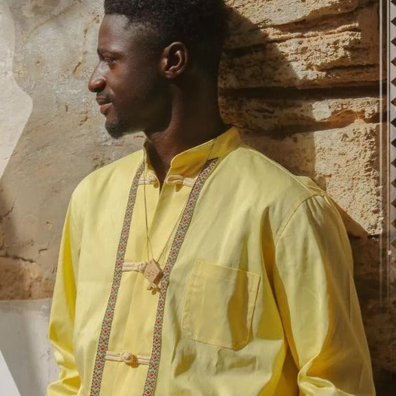 Chemise traditionnelle jaune à motifs berbères