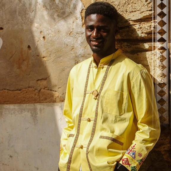 Chemise traditionnelle jaune à motifs berbères