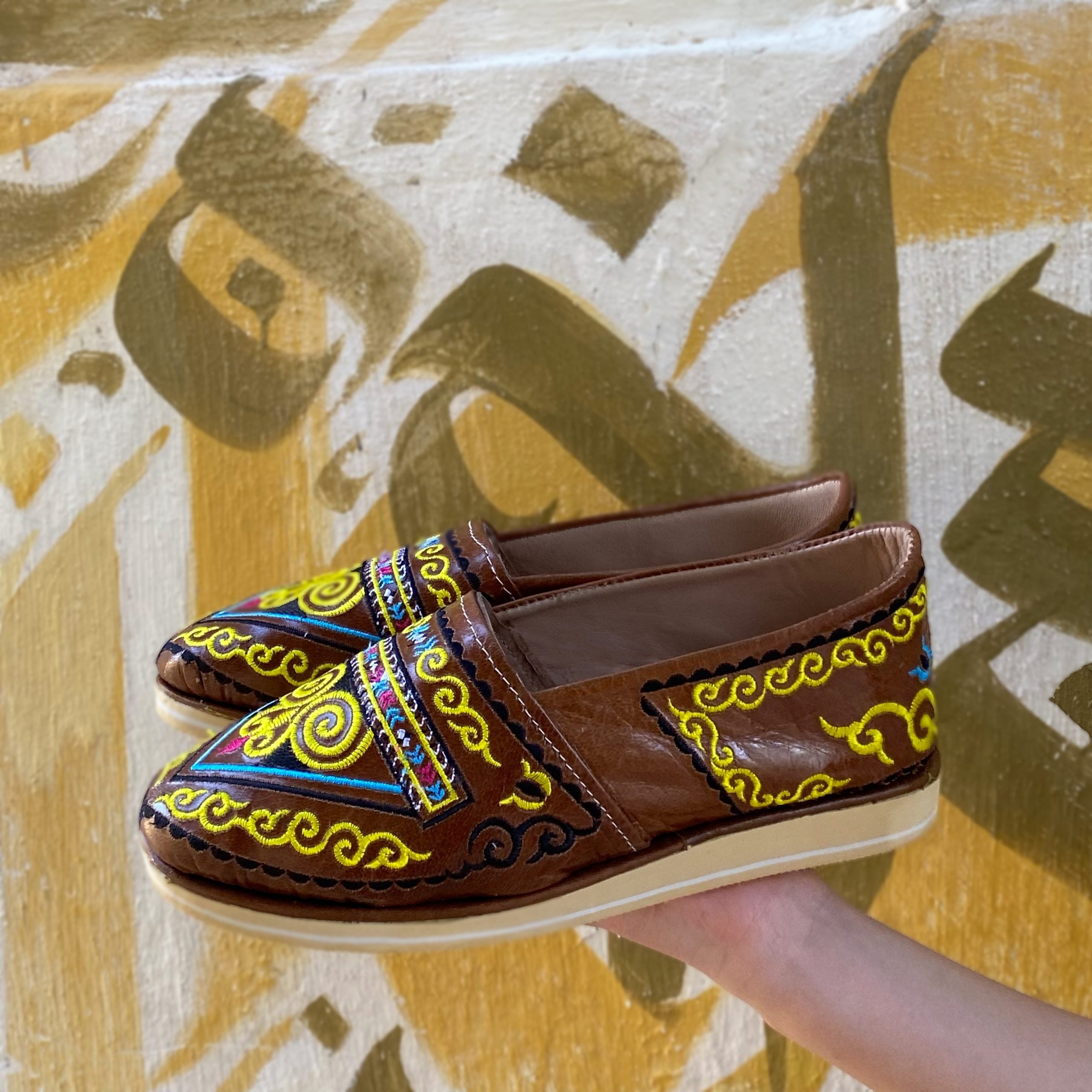 Mocassin Artisanal Jazia fait main en cuir véritable avec motifs berbères - artisanat Tunisien fait main | ILEYCOM