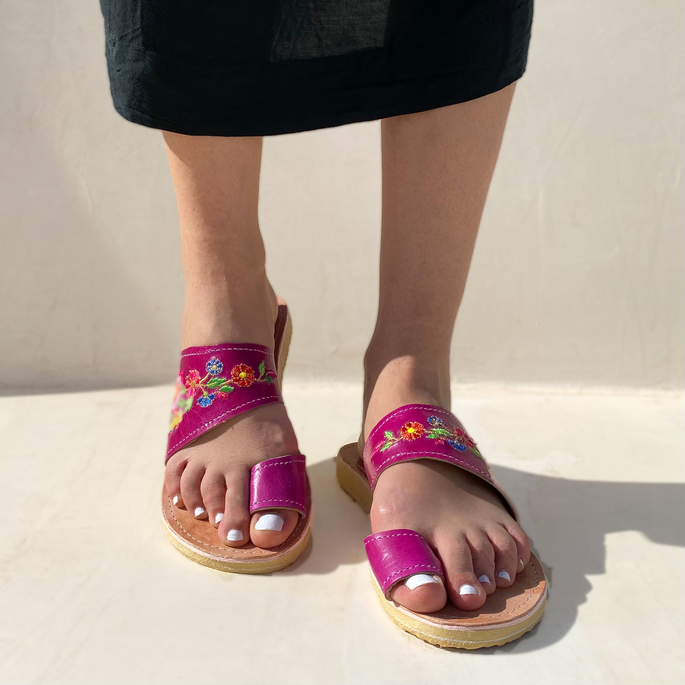 Mules Yasmina en cuir véritable brodée avec motifs florals - artisanat Tunisien fait main | ILEYCOM