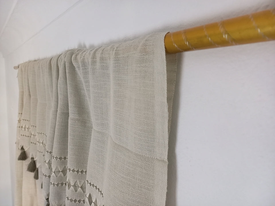 Paire de rideaux Hayek en lin, tissé main, brodé main, avec pompon - artisanat Tunisien fait main | ILEYCOM