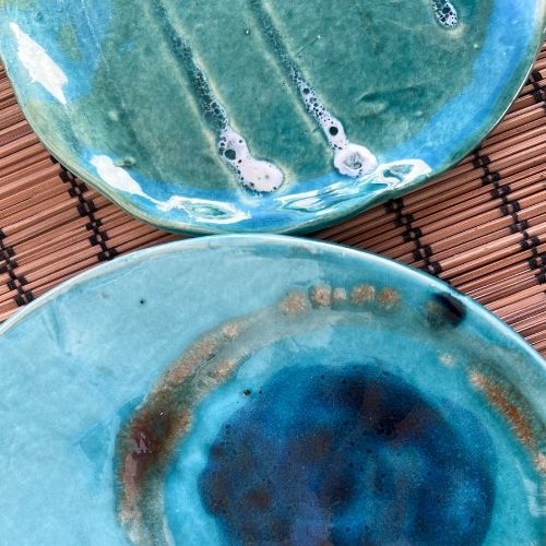 Assiette plate en céramique bleu