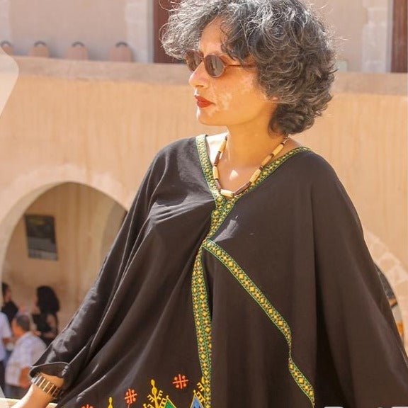 Poncho traditionnel tunisien pour femme noir avec motifs berbères