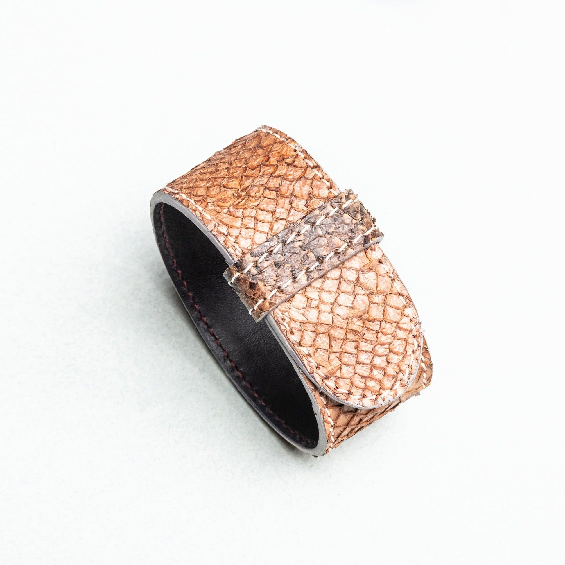 “Armilla Mimosa” salmon skin leather bracelet. 23 × 2.8cm